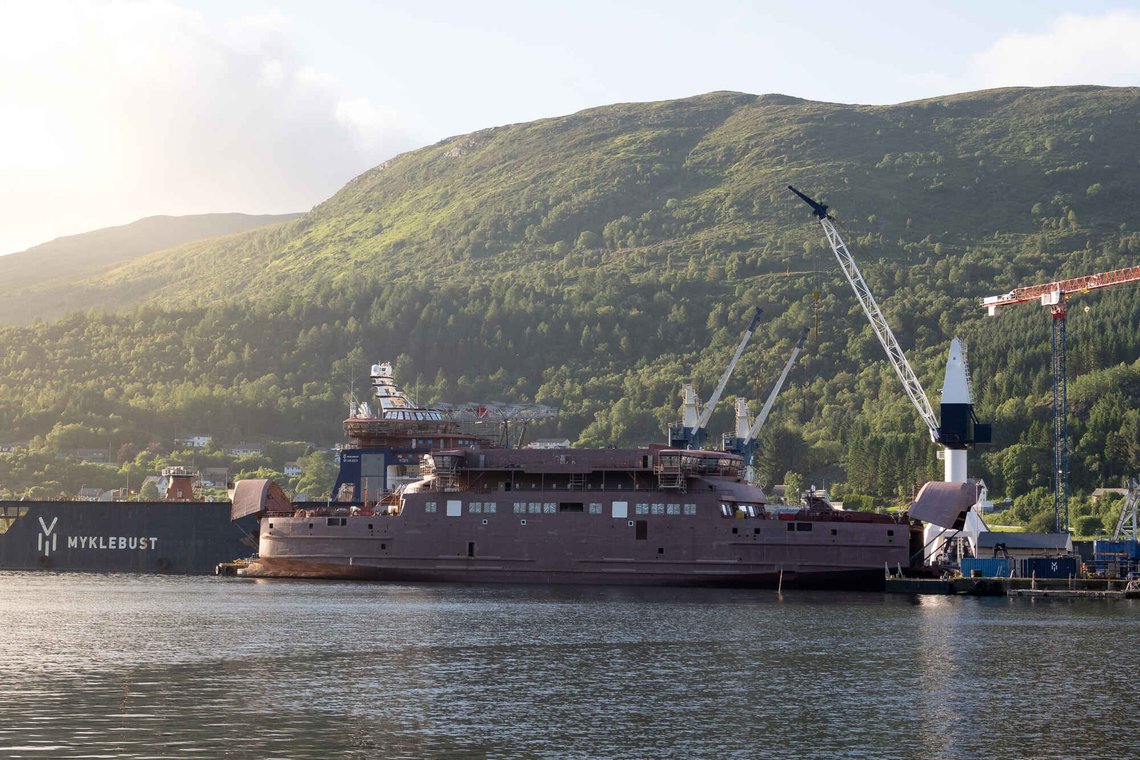 Hydrogenferge bygget i Tyrkia ligger ved kai på Myklebust verft for utrustning og klargjøring.
Foto: Leserfoto 11.07.26. Hydrogenferge bygget i Tyrkia ligger ved kai på Myklebust verft for utrustning og klargjøring.
Foto: Leserfoto 11.07.26.