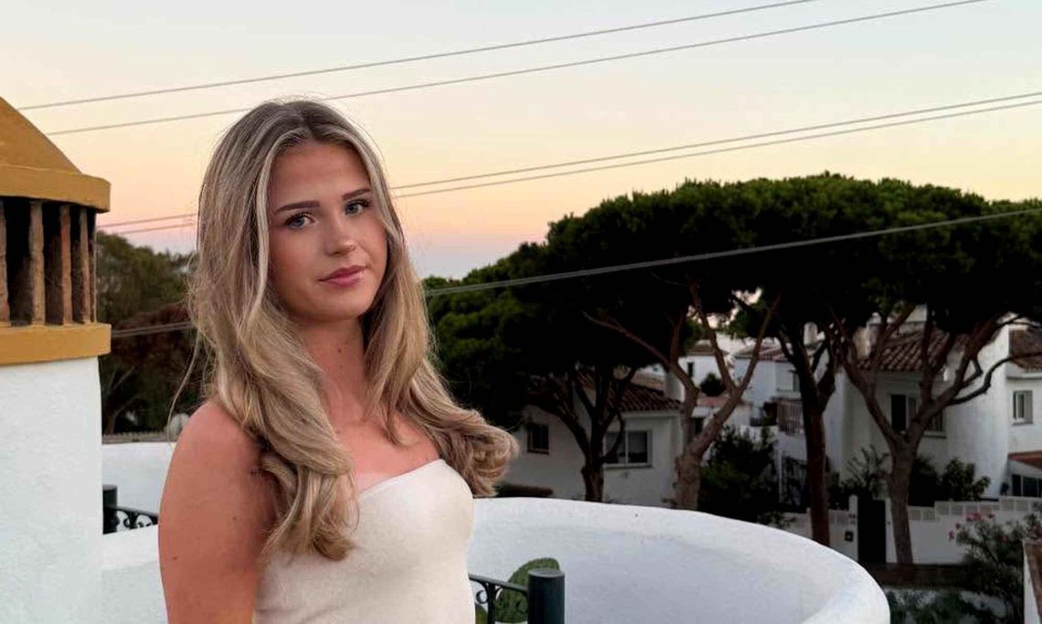 Nikoline Piwoni Høie fra Arendal døde under uklare omstendigheter etter å ha feiret Norges seier over Brasil på byen i Spania. Hun ble 17 år gammel. (Foto: Privat/Facebook) Nikoline Piwoni Høie fra Arendal døde under uklare omstendigheter etter å ha feiret Norges seier over Brasil på byen i Spania. Hun ble 17 år gammel. (Foto: Privat/Facebook)