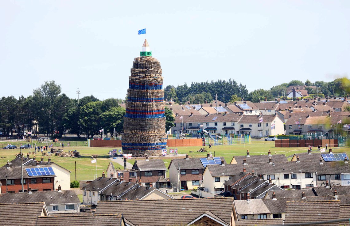 Lojalister i Nord-Irland feirer hvert år at den protestantiske kong Vilhelm av Oranien seiret mot den katolske kong Jakob II i slaget ved Boyne i 1690 med gigantiske bål. Foto: AP /Peter Morrison/ NTB Lojalister i Nord-Irland feirer hvert år at den protestantiske kong Vilhelm av Oranien seiret mot den katolske kong Jakob II i slaget ved Boyne i 1690 med gigantiske bål. Foto: AP /Peter Morrison/ NTB