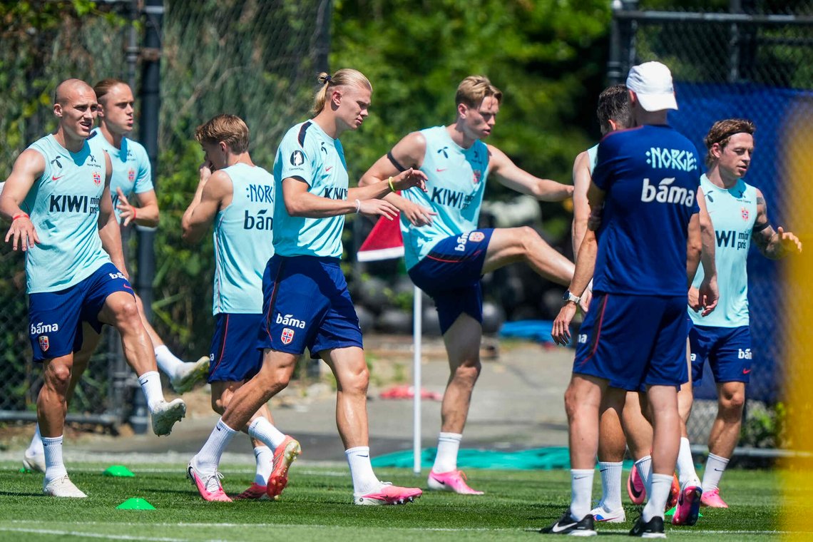 I dag starter 8-delsfinalene i fotball-VM. 16 lag gjenstår, og Norge er ett av lagene. Erling Braut Haaland og de andre spillerne trener på Melanie Lane Training Ground i New Jersey for å forberede seg til å slå ut Brasil på MetLife Stadium foran over 80.000 tilskuere søndag. Foto: Terje Pedersen / NTB I dag starter 8-delsfinalene i fotball-VM. 16 lag gjenstår, og Norge er ett av lagene. Erling Braut Haaland og de andre spillerne trener på Melanie Lane Training Ground i New Jersey for å forberede seg til å slå ut Brasil på MetLife Stadium foran over 80.000 tilskuere søndag. Foto: Terje Pedersen / NTB