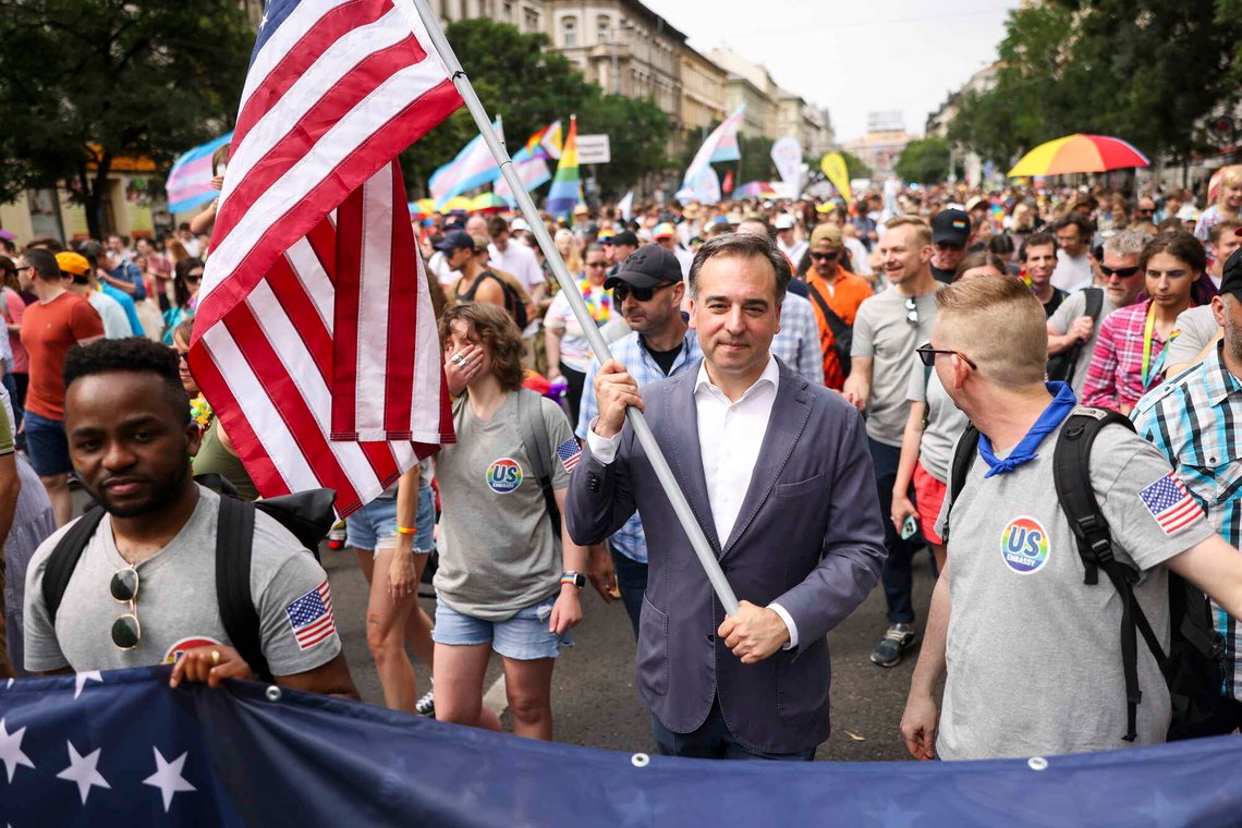 David Pressman, den gangen USAs ambassadør i Ungarn, deltar i Budapest Pride-paraden i Budapest i juni 2024. Foto: Robert Hegedus /MTI via AP/ NTB David Pressman, den gangen USAs ambassadør i Ungarn, deltar i Budapest Pride-paraden i Budapest i juni 2024. Foto: Robert Hegedus /MTI via AP/ NTB