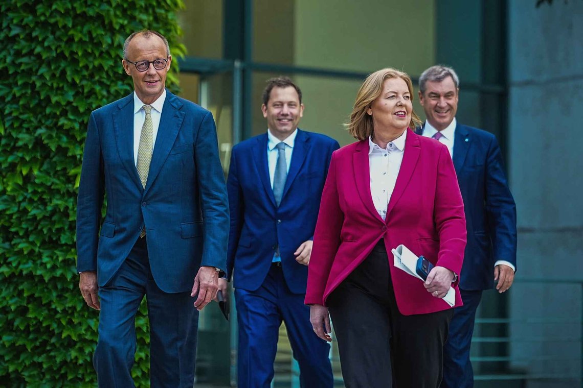Bärbel Bas og Lars Klingbeil fra SPD (i midten) med Tysklands forbundskansler Friedrich Merz (CDU) og Bayerns ministerpresident, CSU-leder Markus Söder tidligere i juli. Foto: Michael Kappeler /dpa via AP/ NTB Bärbel Bas og Lars Klingbeil fra SPD (i midten) med Tysklands forbundskansler Friedrich Merz (CDU) og Bayerns ministerpresident, CSU-leder Markus Söder tidligere i juli. Foto: Michael Kappeler /dpa via AP/ NTB