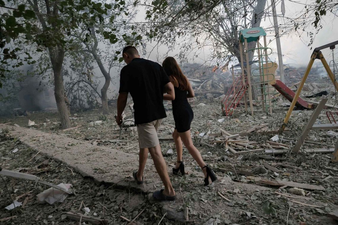 Et sivilt par går forbi stedet der et russisk luftangrep ødela en bolig i Kramatorsk. Slik så det ut i byen for et år siden, og siden den gang har det blitt verre. Foto: AP /Yevhen Titov / NTB Et sivilt par går forbi stedet der et russisk luftangrep ødela en bolig i Kramatorsk. Slik så det ut i byen for et år siden, og siden den gang har det blitt verre. Foto: AP /Yevhen Titov / NTB