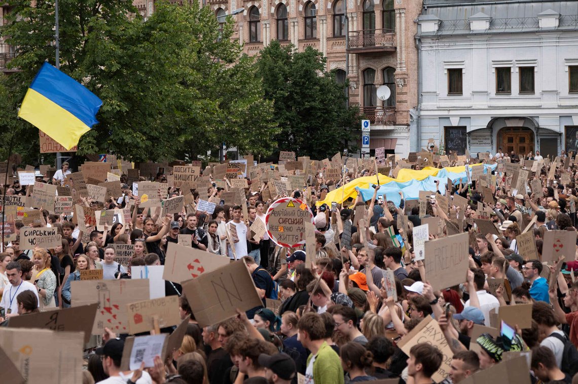 Flere tusen demonstranter har den siste uka demonstrert utenfor presidentens kontor i Kyiv og ropt «Ut med Syrskyj». Kravet fra dem var at Zelenskyj gjeninnsetter Mykhailo Fedorov, som fikk sparken som forsvarsminister i forrige uke. Foto: Dan Bashakov / AP / NTB Flere tusen demonstranter har den siste uka demonstrert utenfor presidentens kontor i Kyiv og ropt «Ut med Syrskyj». Kravet fra dem var at Zelenskyj gjeninnsetter Mykhailo Fedorov, som fikk sparken som forsvarsminister i forrige uke. Foto: Dan Bashakov / AP / NTB