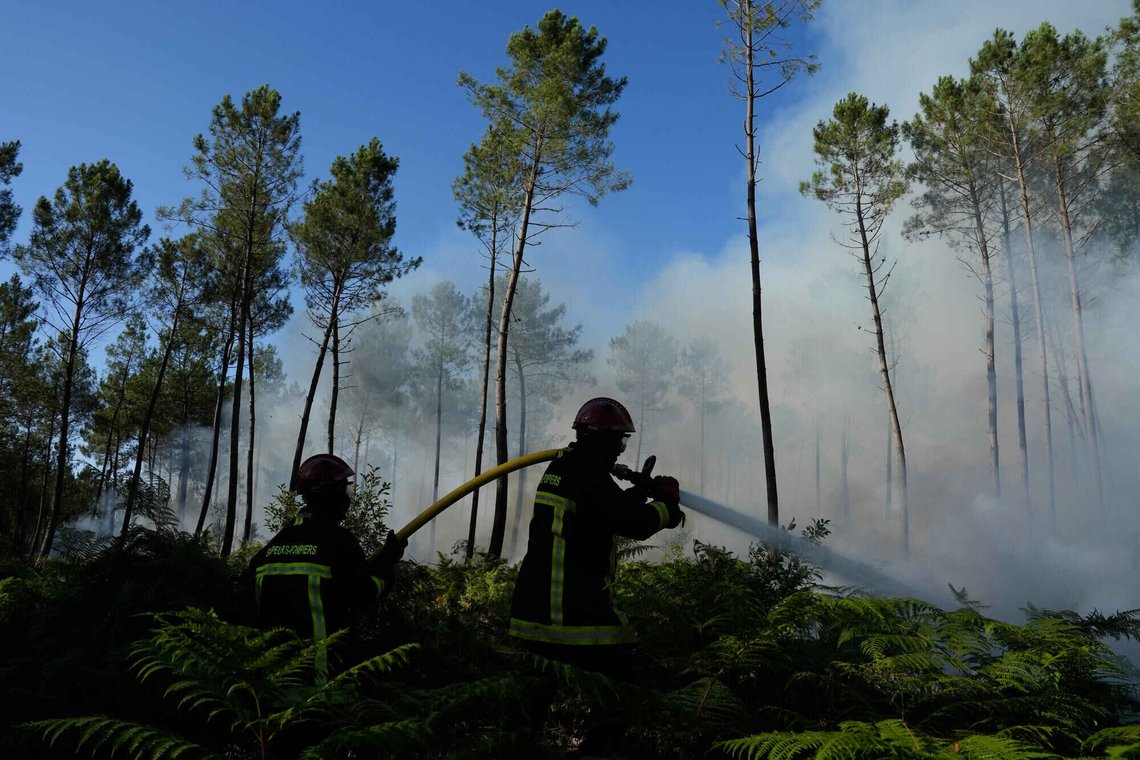 Brannmannskaper arbeider med å slukke en brann i nærheten av Lacanau utenfor Bordeaux, mens skogbranner herjer i området den 27. juli 2026. Foto: Baz Ratner / AP / NTB. Brannmannskaper arbeider med å slukke en brann i nærheten av Lacanau utenfor Bordeaux, mens skogbranner herjer i området den 27. juli 2026. Foto: Baz Ratner / AP / NTB.