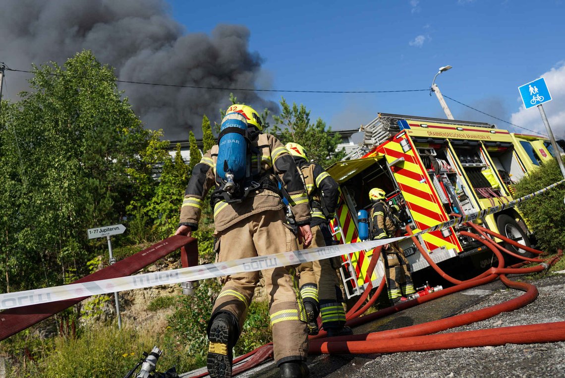 Ny vannforsyning måtte legges for å få vann høyt nok i terrenget under storbrannen, som spredte seg fra rekkehusene ved Krokstadelva i Drammen kommune fredag ettermiddag. (Foto: Thomas Fure / NTB) Ny vannforsyning måtte legges for å få vann høyt nok i terrenget under storbrannen, som spredte seg fra rekkehusene ved Krokstadelva i Drammen kommune fredag ettermiddag. (Foto: Thomas Fure / NTB)