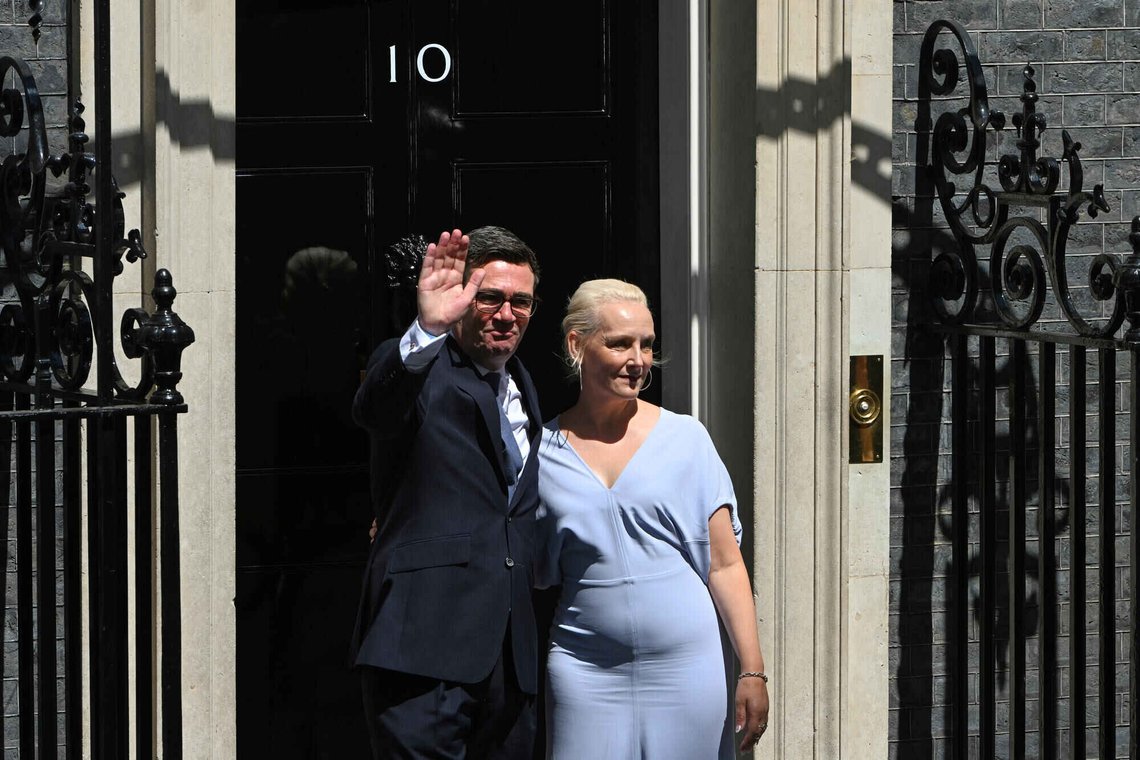 Britenes nye statsminister Andy Burnham og hans kone Marie-France van Heel utenfor statsministerboligen i London. Foto: Thomas Krych / AP / NTB Britenes nye statsminister Andy Burnham og hans kone Marie-France van Heel utenfor statsministerboligen i London. Foto: Thomas Krych / AP / NTB