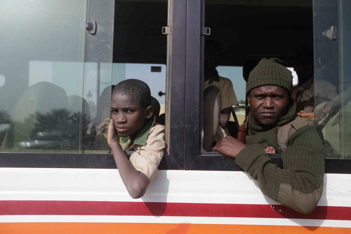 En gruppe nigerianske skolebarn beskyttes av soldater etter en bortføringsaksjon. FN sier at konflikt og vold er hovedårsaken til at barn faller ut av skolen. Men den egentlige årsaken er islamistisk terror. Foto: AP Photo/Sunday Alamba / NTB En gruppe nigerianske skolebarn beskyttes av soldater etter en bortføringsaksjon. FN sier at konflikt og vold er hovedårsaken til at barn faller ut av skolen. Men den egentlige årsaken er islamistisk terror. Foto: AP Photo/Sunday Alamba / NTB