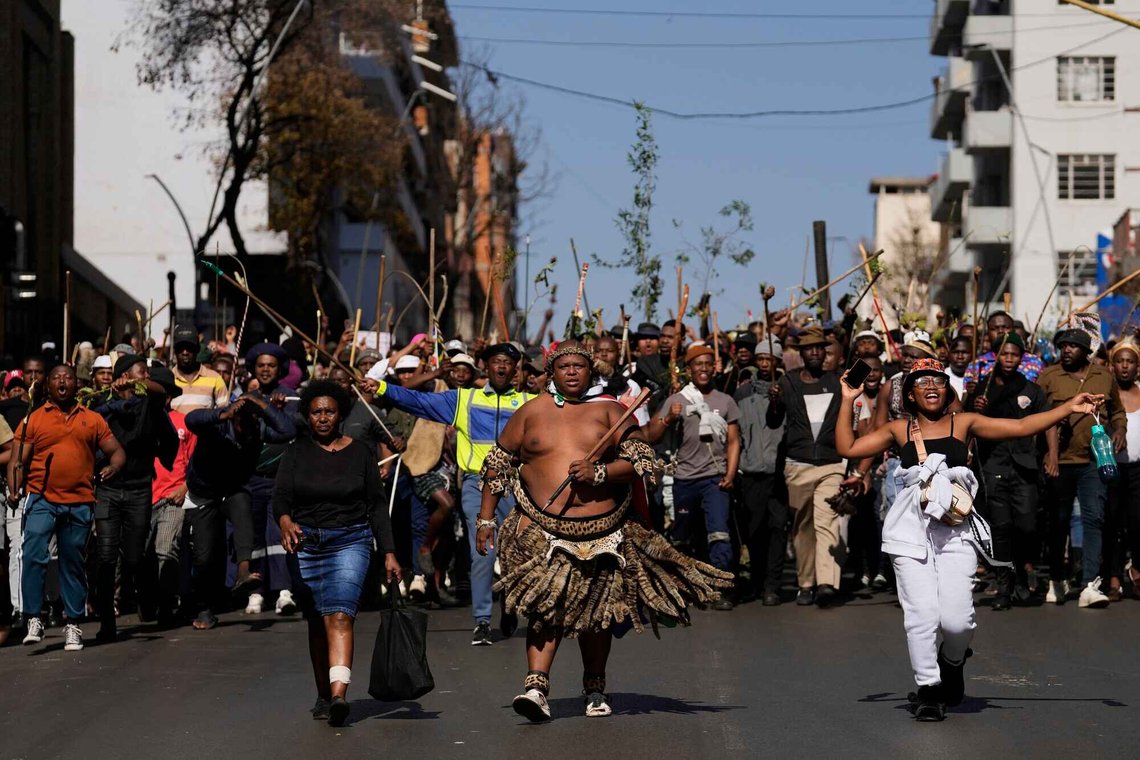 Demonstranter marsjerer mot ulovlig innvandring i Johannesburg, Sør-Afrika, 30. juni 2026. Foto: Themba Hadebe, AP-NTB. Demonstranter marsjerer mot ulovlig innvandring i Johannesburg, Sør-Afrika, 30. juni 2026. Foto: Themba Hadebe, AP-NTB.