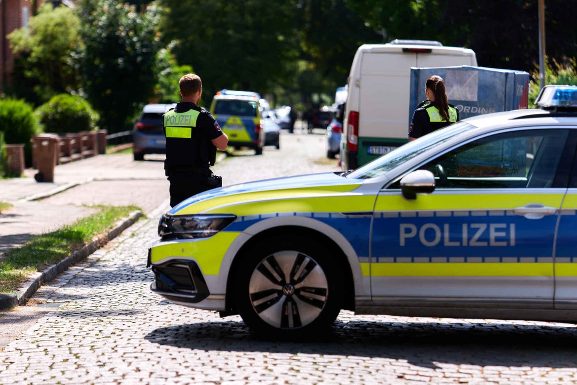 Politiet er på plass ved åstedet for masseskytingen i Stade i Tyskland den 29. juni 2026. Foto: Marcus Golejewski / DPA via AP / NTB. Politiet er på plass ved åstedet for masseskytingen i Stade i Tyskland den 29. juni 2026. Foto: Marcus Golejewski / DPA via AP / NTB.