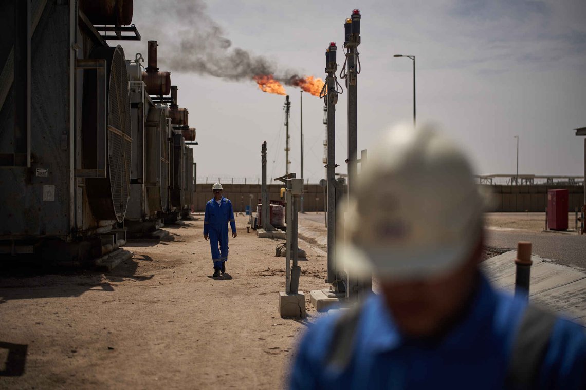 Oljeanlegget i Zubair i Irak har redusert produksjonen som følge av krigen i Iran. Foto: Leo Correa, File / AP / NTB Oljeanlegget i Zubair i Irak har redusert produksjonen som følge av krigen i Iran. Foto: Leo Correa, File / AP / NTB