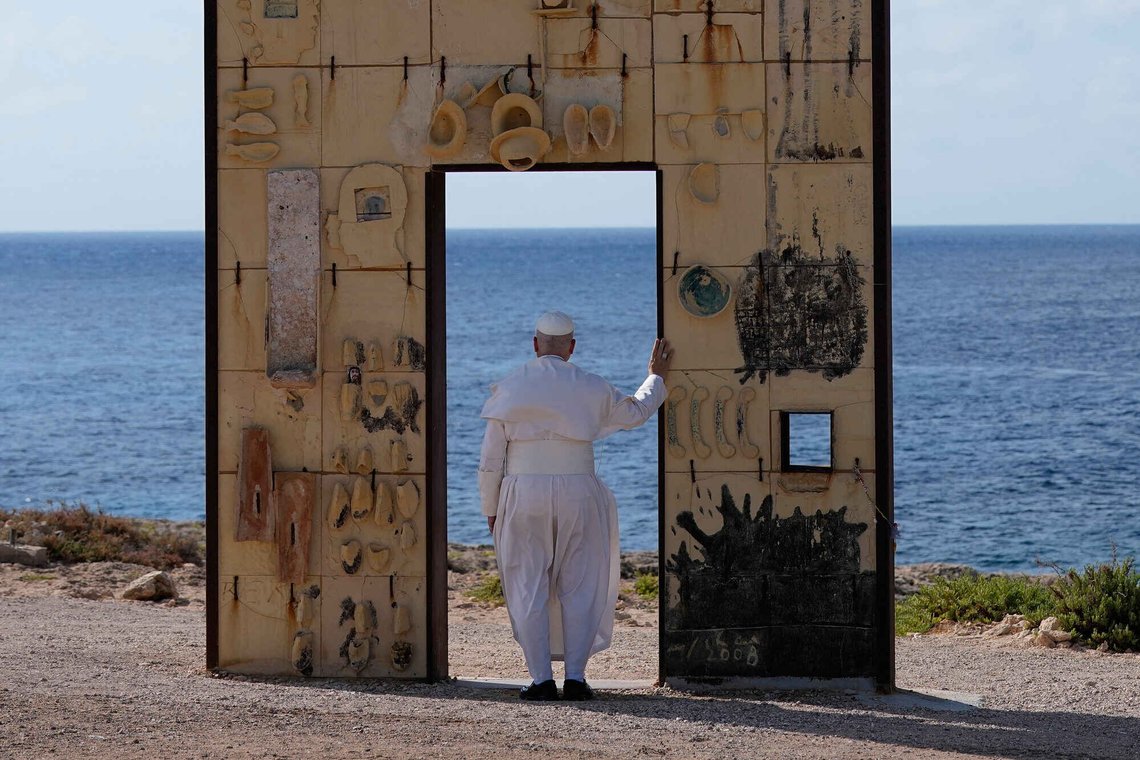 Pave Leo XIV besøkte monumentet «Europas port» på øya Lampedusa i Italia lørdag i anledning USAs 250-årsdag. Paven ber om en mer human flyktningpolitikk i EU og USA, men virker ikke veldig opptatt av hvordan migrantene ødelegger livene til de opprinnelige innbyggerne. Foto: Alessandra Tarantino / AP / NTB Pave Leo XIV besøkte monumentet «Europas port» på øya Lampedusa i Italia lørdag i anledning USAs 250-årsdag. Paven ber om en mer human flyktningpolitikk i EU og USA, men virker ikke veldig opptatt av hvordan migrantene ødelegger livene til de opprinnelige innbyggerne. Foto: Alessandra Tarantino / AP / NTB