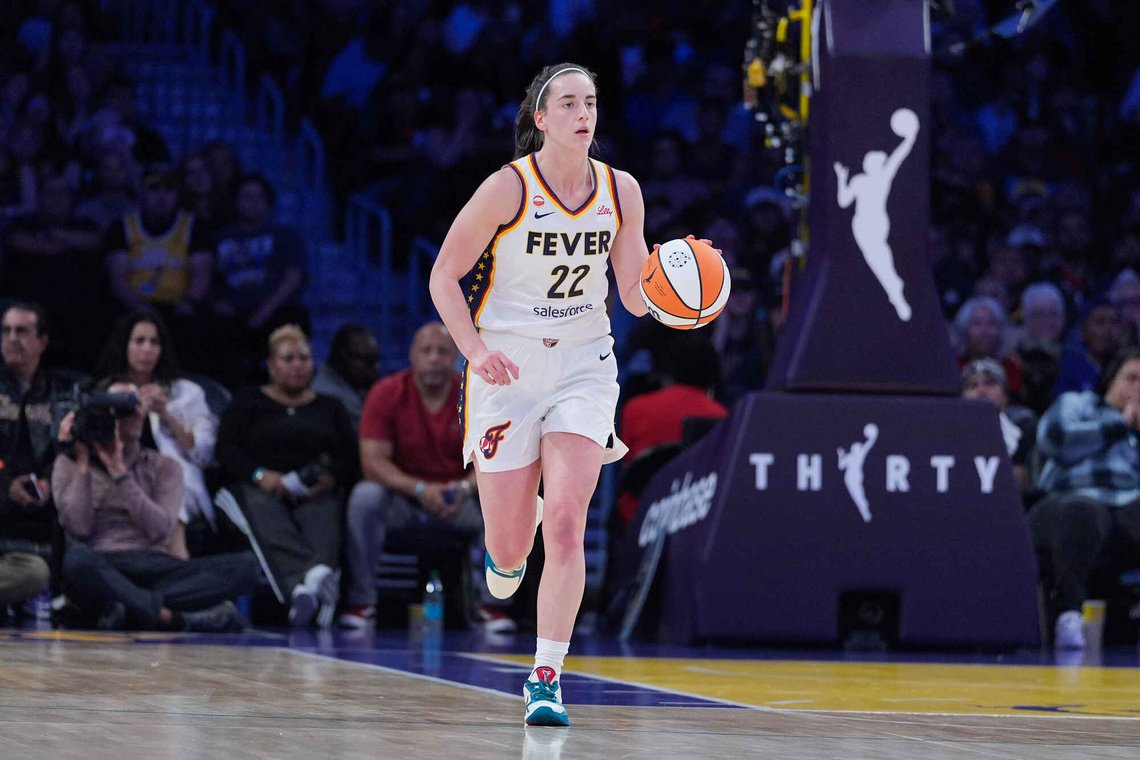 Ingen klarer å stanse superstjernen Caitlin Clark (22) på basketballaget Indiana Fever uten å ty til grov rasistisk vold. Foto: AP /Jae C. Hong/ NTB Ingen klarer å stanse superstjernen Caitlin Clark (22) på basketballaget Indiana Fever uten å ty til grov rasistisk vold. Foto: AP /Jae C. Hong/ NTB