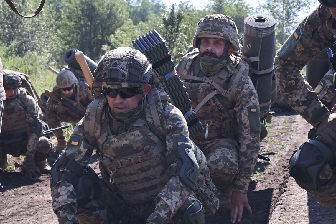 Ukrainske soldater øver på militære ferdigheter på en øvingsplass nær frontlinjen i Zaporizhzhia-regionen i Ukraina den 5. juli 2026. Foto: Andriy Andriyenko / Ukrainas 65. mekaniserte brigade via AP / NTB. Ukrainske soldater øver på militære ferdigheter på en øvingsplass nær frontlinjen i Zaporizhzhia-regionen i Ukraina den 5. juli 2026. Foto: Andriy Andriyenko / Ukrainas 65. mekaniserte brigade via AP / NTB.