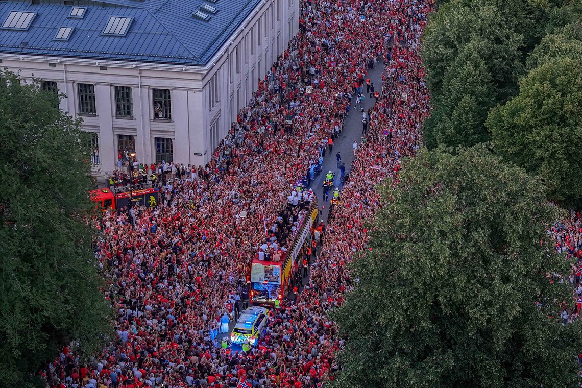 Herrelandslaget i fotball kjører buss fra Slottsplassen etter hjemkomsten til Norge fra USA mandag. Bussturen gikk i sneglefart gjennom folkemengden. Foto: Hans O. Torgersen / NTB Herrelandslaget i fotball kjører buss fra Slottsplassen etter hjemkomsten til Norge fra USA mandag. Bussturen gikk i sneglefart gjennom folkemengden. Foto: Hans O. Torgersen / NTB