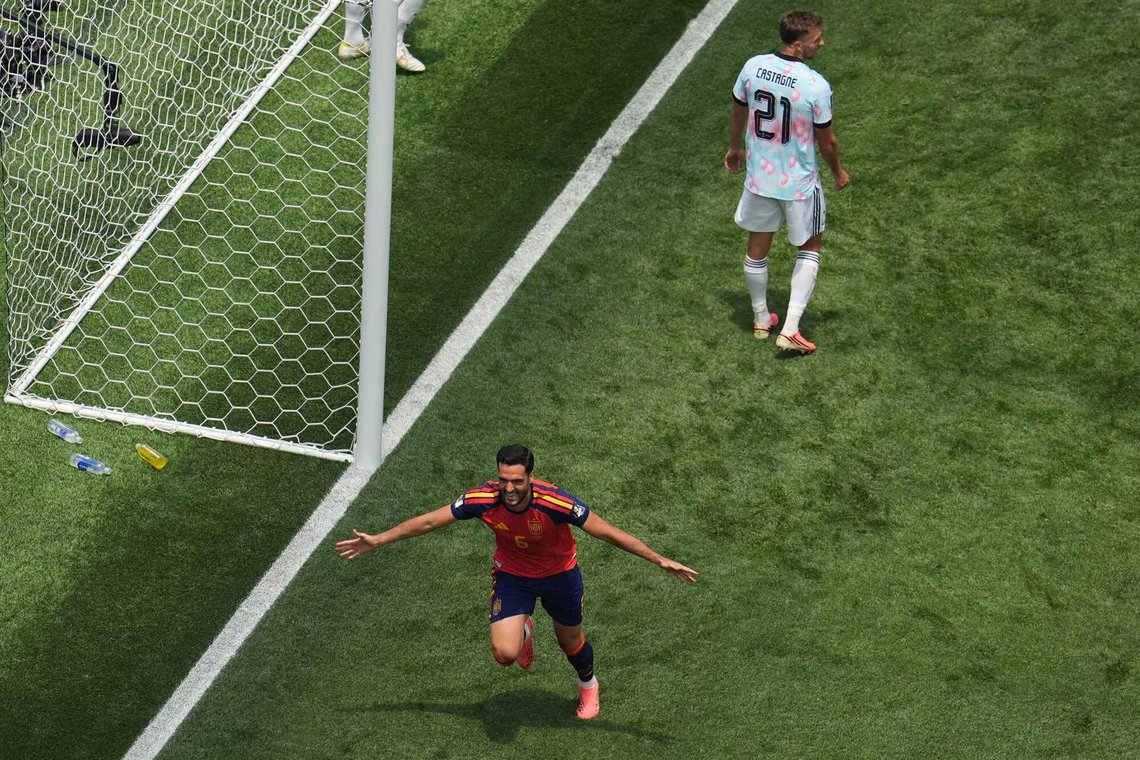 Spanias Mikel Merino avgjorde kvartfinalen mot Belgia. Arsenal-spilleren avgjorde også åttedelsfinalen mot Portugal i sluttminuttene. Nå venter Frankrike i semifinalen for spanjolene. Foto: Marcio J. Sanchez / AP / NTB Spanias Mikel Merino avgjorde kvartfinalen mot Belgia. Arsenal-spilleren avgjorde også åttedelsfinalen mot Portugal i sluttminuttene. Nå venter Frankrike i semifinalen for spanjolene. Foto: Marcio J. Sanchez / AP / NTB