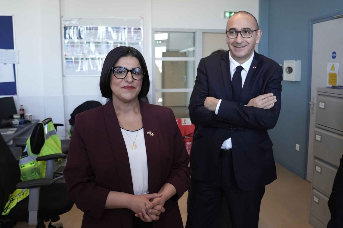 Britenes innenriksminister Shabana Mahmood har forsøkt å forhandle om migrasjon med Frankrikes innenriksminister Laurent Nunez, uten særlig hell. Nå kan hun bli finansminister. Foto: Stefan Rousseau /Pool Photo via AP/ NTB Britenes innenriksminister Shabana Mahmood har forsøkt å forhandle om migrasjon med Frankrikes innenriksminister Laurent Nunez, uten særlig hell. Nå kan hun bli finansminister. Foto: Stefan Rousseau /Pool Photo via AP/ NTB
