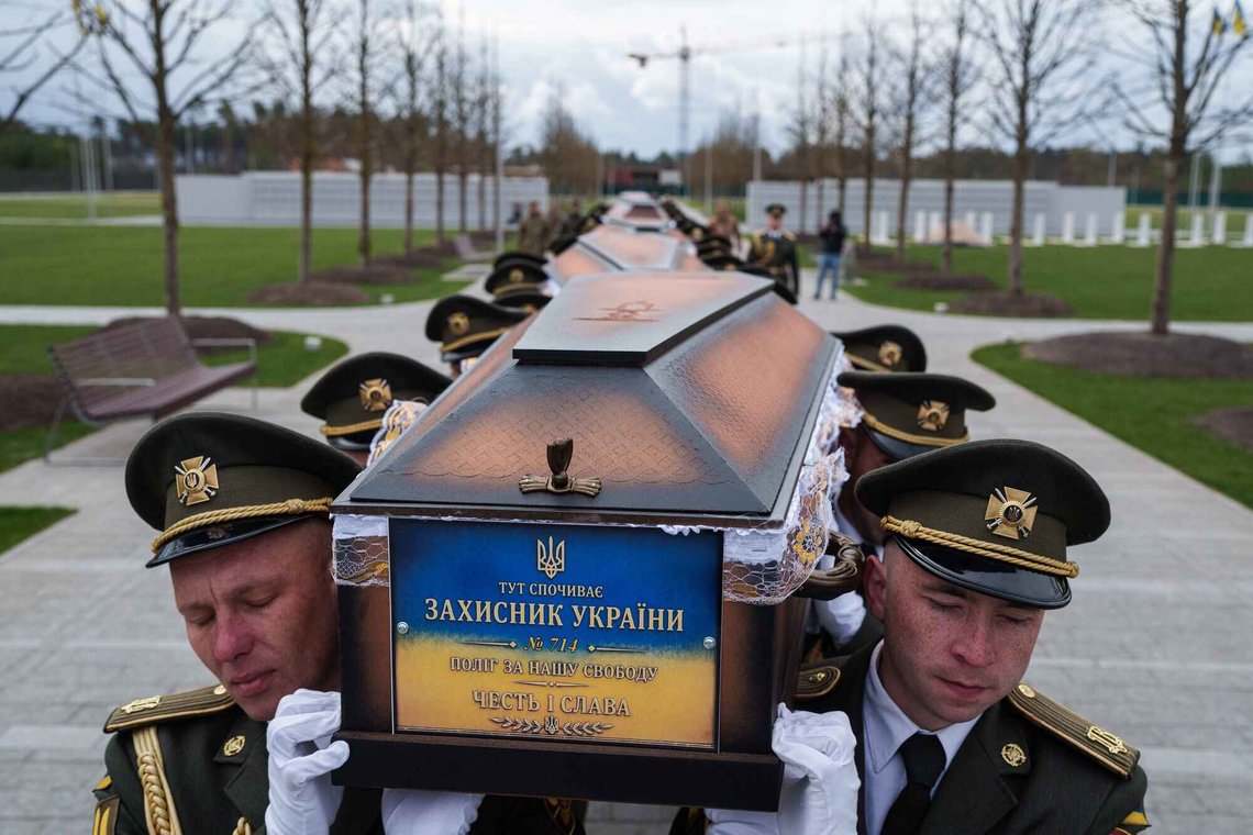En æresvakt bærer kistene til uidentifiserte ukrainske soldater som falt i kamp under den russisk-ukrainske krigen, under en begravelsesseremoni på en militærkirkegård i nærheten av Kiev i Ukraina, 30. april 2026. Foto: Evgeniy Maloletka, AP-NTB. En æresvakt bærer kistene til uidentifiserte ukrainske soldater som falt i kamp under den russisk-ukrainske krigen, under en begravelsesseremoni på en militærkirkegård i nærheten av Kiev i Ukraina, 30. april 2026. Foto: Evgeniy Maloletka, AP-NTB.