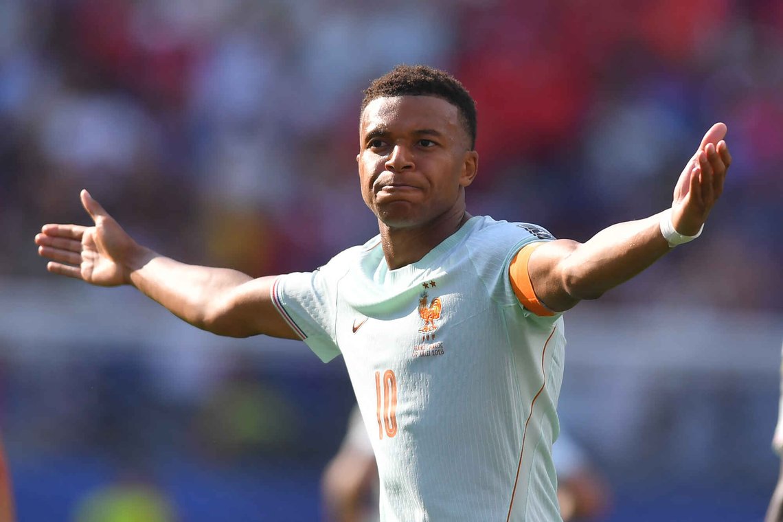 Kylian Mbappé misset straffe, men scoret sitt mål nummer åtte i VM uansett, og tangerer dermed Messi, med vår helt Haaland pustende i nakken. Foto: Steven Senne / AP / NTB Kylian Mbappé misset straffe, men scoret sitt mål nummer åtte i VM uansett, og tangerer dermed Messi, med vår helt Haaland pustende i nakken. Foto: Steven Senne / AP / NTB