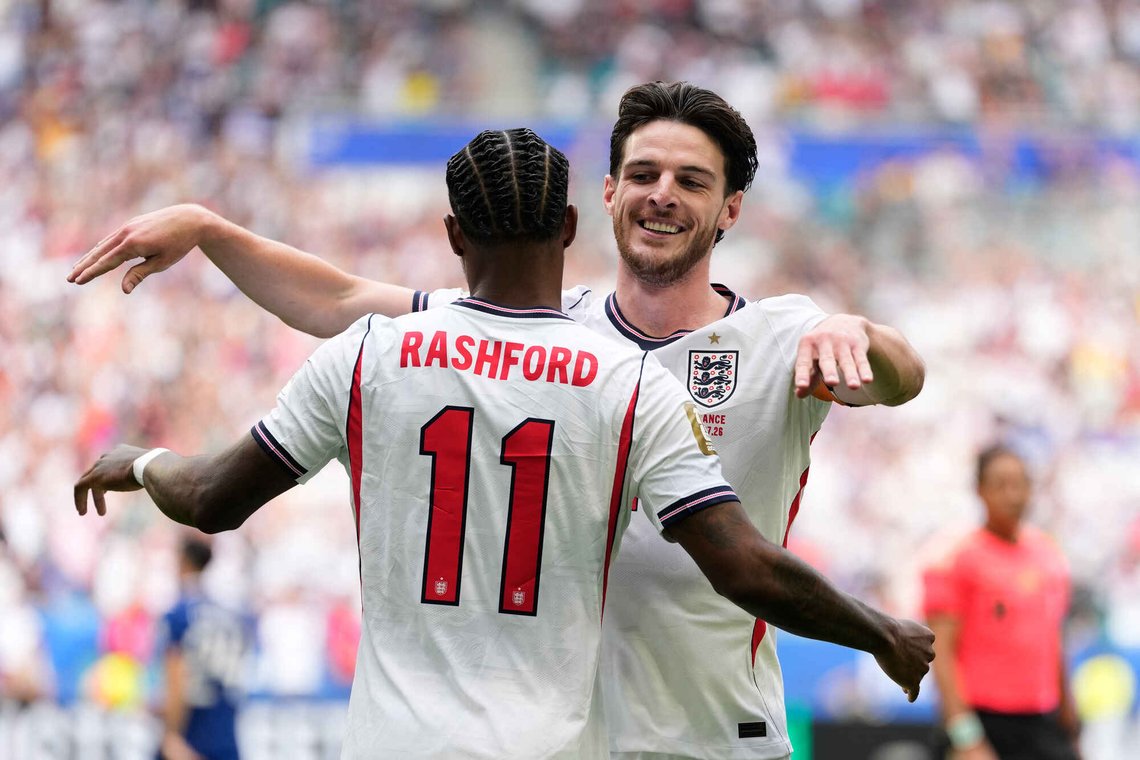 Declan Rice var første omgangs store spiller. Her gratuleres han av Marcus Rashford etter å ha scoret Englands 1-0-mål i VM-bronsekampen mot Frankrike. Foto: Rebecca Blackwell, AP / NTB Declan Rice var første omgangs store spiller. Her gratuleres han av Marcus Rashford etter å ha scoret Englands 1-0-mål i VM-bronsekampen mot Frankrike. Foto: Rebecca Blackwell, AP / NTB