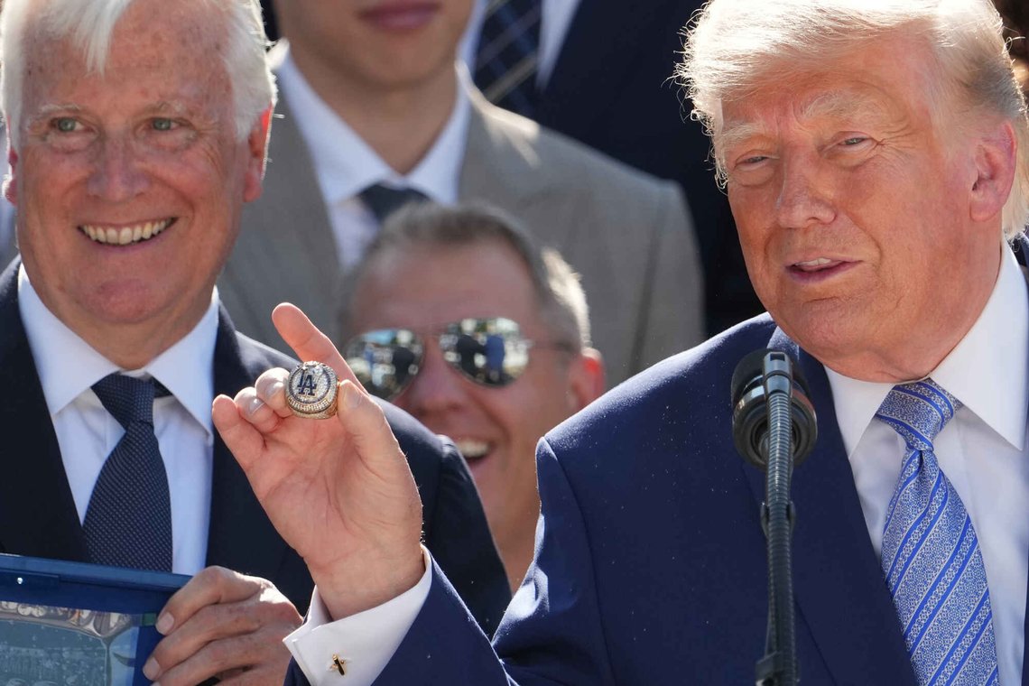 President Donald Trump tok imot Los Angeles Dodgers, vinnerne av World Series 2025, i Rose Garden i Det hvite hus, torsdag 23. juli 2026. Klubbeieren Mark Walter smiler til venstre. Foto: AP /Alex Brandon/ NTB President Donald Trump tok imot Los Angeles Dodgers, vinnerne av World Series 2025, i Rose Garden i Det hvite hus, torsdag 23. juli 2026. Klubbeieren Mark Walter smiler til venstre. Foto: AP /Alex Brandon/ NTB