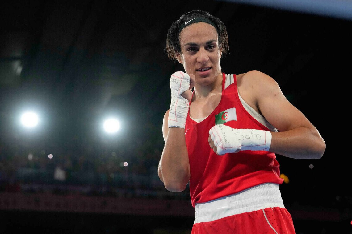 Imane Khelif er en mannlig bokser fra Algerie som foretrekker å konkurrere mot kvinner. i høst ble han utestengt fra VM i boksing på grunn av manglende kjønnstest. Foto: Ariana Cubillos, File / AP / NTB Imane Khelif er en mannlig bokser fra Algerie som foretrekker å konkurrere mot kvinner. i høst ble han utestengt fra VM i boksing på grunn av manglende kjønnstest. Foto: Ariana Cubillos, File / AP / NTB