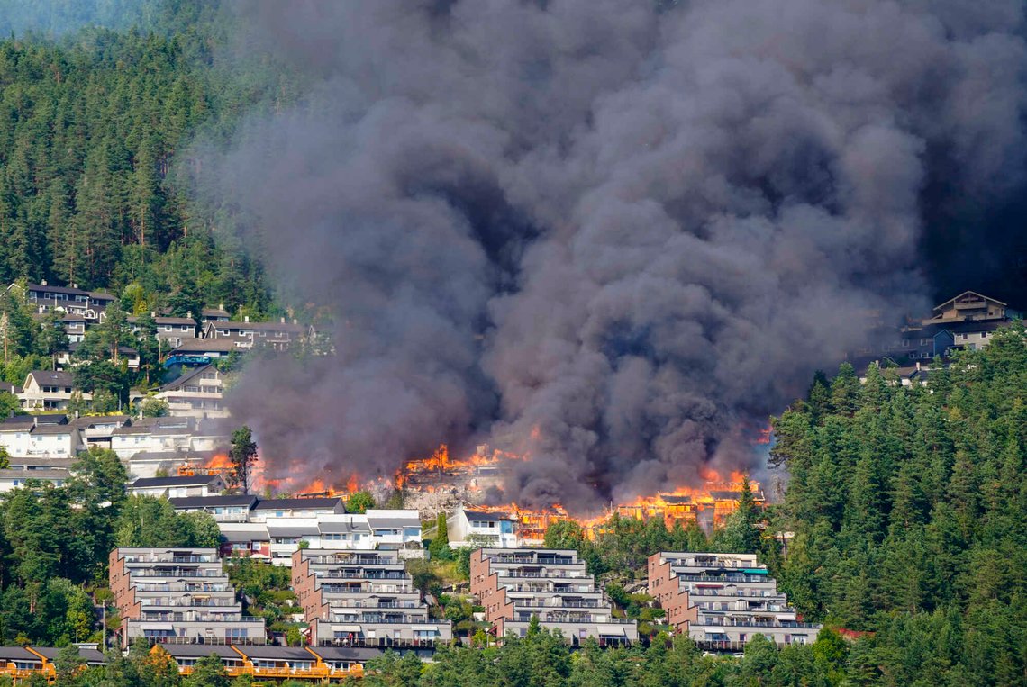 Storbrannen i Drammen har spredt seg fra rekkehus ved Krokstadelva.
(Foto: Thomas Fure / NTB) Storbrannen i Drammen har spredt seg fra rekkehus ved Krokstadelva.
(Foto: Thomas Fure / NTB)