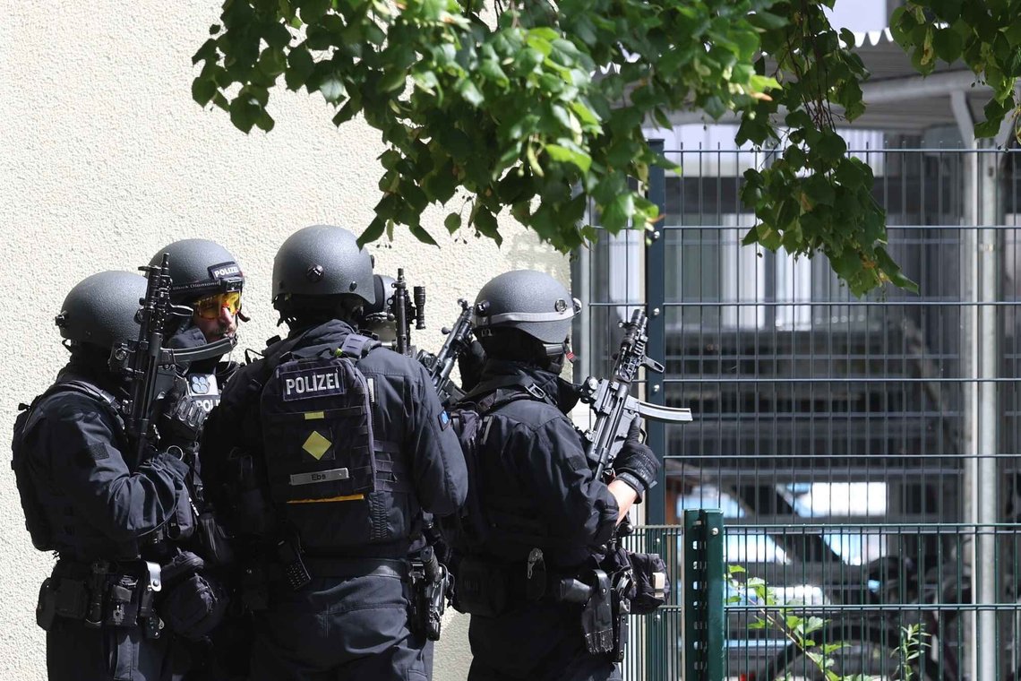 Tungt bevæpnet politi har rykket ut til en skole i Schongau der et angrep har skjedd 8. juli 2026. Foto: Karl-Josef Hildenbrand / DPA via AP / NTB. Tungt bevæpnet politi har rykket ut til en skole i Schongau der et angrep har skjedd 8. juli 2026. Foto: Karl-Josef Hildenbrand / DPA via AP / NTB.