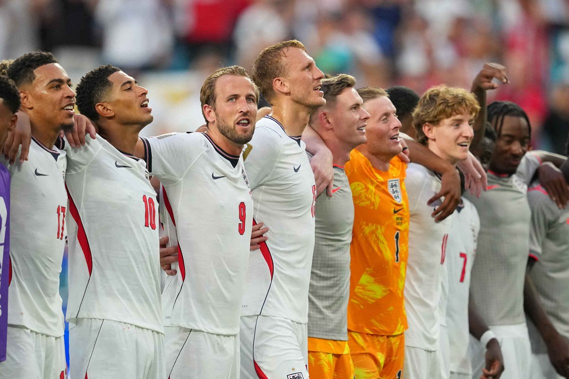 Englands spillere feirer seieren over Norge. (Foto: AP Photo/Julio Cortez) Englands spillere feirer seieren over Norge. (Foto: AP Photo/Julio Cortez)