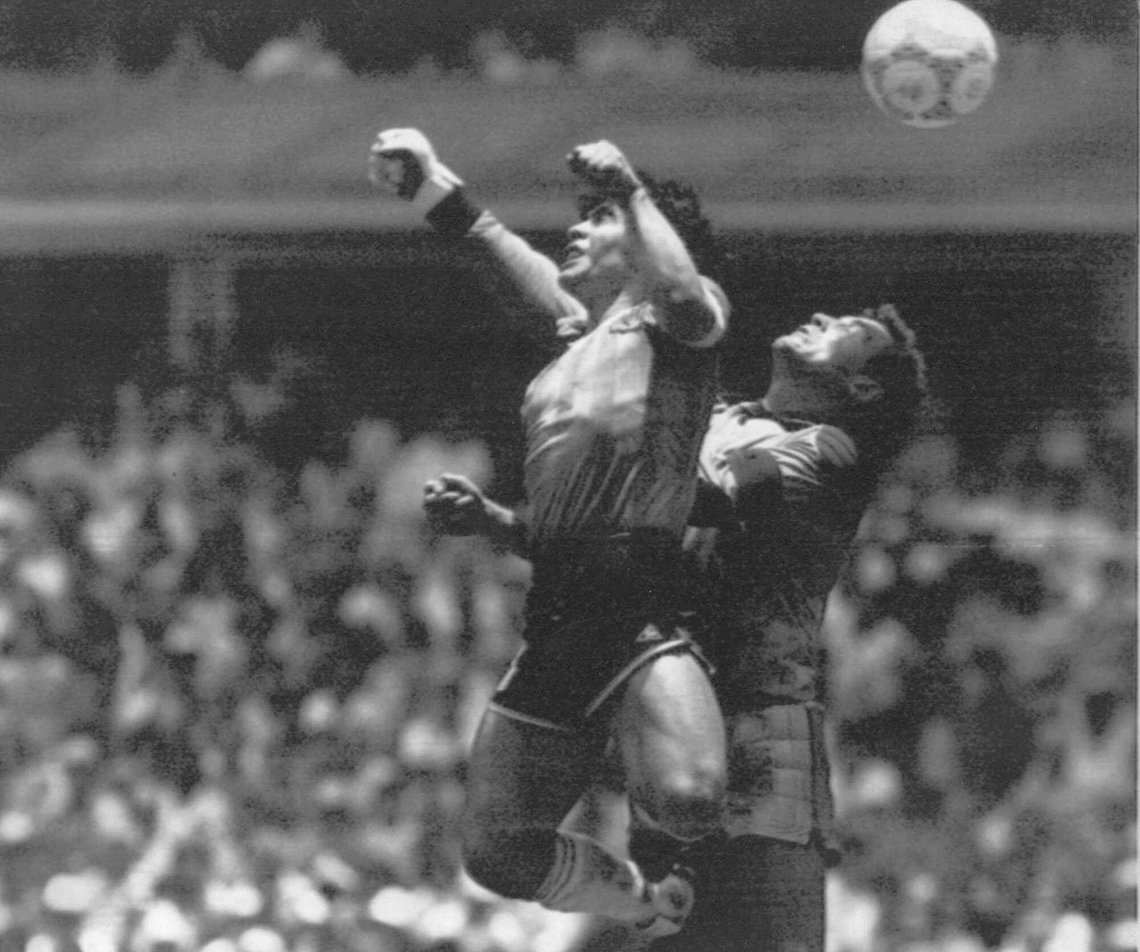 Maradona scoret med «Guds hånd» mot England i kvartfinalen i VM 1986. Peter Shilton var sjanseløs. Maradonas andre mål den kampen, et av VM-historiens absolutt flotteste, bør dog ikke glemmes. Foto: El Grafico, Buenos Aires via AP / NTB Maradona scoret med «Guds hånd» mot England i kvartfinalen i VM 1986. Peter Shilton var sjanseløs. Maradonas andre mål den kampen, et av VM-historiens absolutt flotteste, bør dog ikke glemmes. Foto: El Grafico, Buenos Aires via AP / NTB