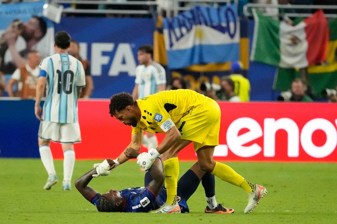 Lopes Cabral fra Kapp Verde trøstes av målvakt Vozinha etter tapet mot Argentina. Kapp Verde er den mest positive overraskelsen i årets fotball-VM. I bakgrunnen puster VM-stjerna Messi lettet ut etter en dramatisk kamp.Foto: AP /Chris Carlson/ NTB Lopes Cabral fra Kapp Verde trøstes av målvakt Vozinha etter tapet mot Argentina. Kapp Verde er den mest positive overraskelsen i årets fotball-VM. I bakgrunnen puster VM-stjerna Messi lettet ut etter en dramatisk kamp.Foto: AP /Chris Carlson/ NTB