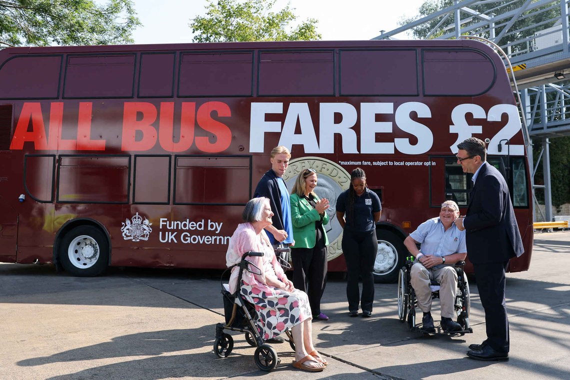 Britenes statsminister Andy Burnham hygger med lokale busspassasjerer i Bath, som ser ut til å være fornøyde med statsfinansiert reduksjon i bussprisene. Men andre briter er mer opptatt av at grove kriminelle faktisk må sone ferdig straffene sine. Foto: Toby Melville /Pool Photo via AP/ NTB Britenes statsminister Andy Burnham hygger med lokale busspassasjerer i Bath, som ser ut til å være fornøyde med statsfinansiert reduksjon i bussprisene. Men andre briter er mer opptatt av at grove kriminelle faktisk må sone ferdig straffene sine. Foto: Toby Melville /Pool Photo via AP/ NTB