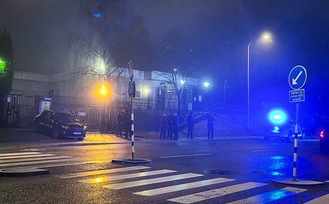 Den russiske ambassaden i Stockholm har blitt utsatt for flere angrep. Bildet er fra januar 2025, da en ukrainsk mann ble pågrepet for å ha forsøkt å kjøre en bil gjennom ambassadens sperringer. Foto: Boel Holm / TT / NTB Den russiske ambassaden i Stockholm har blitt utsatt for flere angrep. Bildet er fra januar 2025, da en ukrainsk mann ble pågrepet for å ha forsøkt å kjøre en bil gjennom ambassadens sperringer. Foto: Boel Holm / TT / NTB