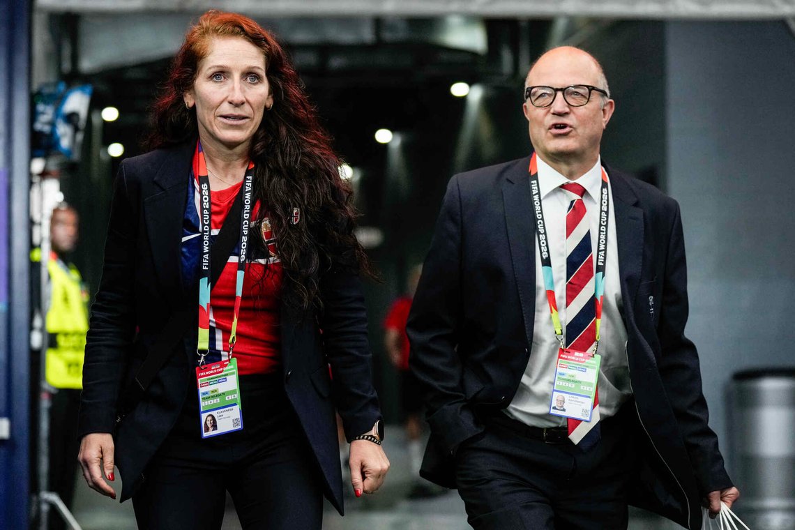 Arlington, Texas , USA 20260630.
President i Norges Fotballforbund
Lise Klaveness og generalsekretær Karl-Petter Løken i forkant av 16-delsfinalen mellom Elfenbenskysten og Norge under fotball-VM 2026 på Dallas stadion.
Foto: Fredrik Varfjell / NTB Arlington, Texas , USA 20260630.
President i Norges Fotballforbund
Lise Klaveness og generalsekretær Karl-Petter Løken i forkant av 16-delsfinalen mellom Elfenbenskysten og Norge under fotball-VM 2026 på Dallas stadion.
Foto: Fredrik Varfjell / NTB