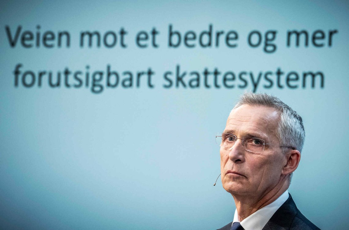 Oslo 20260624.
Skattekommisjonens leder Eigil Knutsen overrekker skattekommisjonens rapport til finansminister Jens Stoltenberg onsdag.
Foto: Ole Berg-Rusten / NTB Oslo 20260624.
Skattekommisjonens leder Eigil Knutsen overrekker skattekommisjonens rapport til finansminister Jens Stoltenberg onsdag.
Foto: Ole Berg-Rusten / NTB