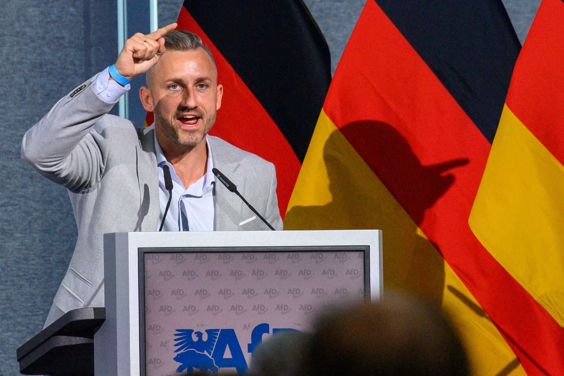 Ulrich Siegmund er partiet AfDs kandidat som ministerpresident etter det kommende delstatsvalget i den tyske delstaten Sachsen-Anhalt. Her taler han under et partimøte i Magdeburg lørdag 11. juli. Foto: Klaus-Dietmar Gabbert /dpa via AP/ NTB Ulrich Siegmund er partiet AfDs kandidat som ministerpresident etter det kommende delstatsvalget i den tyske delstaten Sachsen-Anhalt. Her taler han under et partimøte i Magdeburg lørdag 11. juli. Foto: Klaus-Dietmar Gabbert /dpa via AP/ NTB