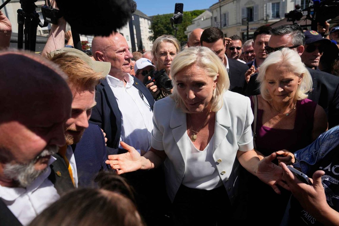 Marine Le Pen besøker et marked i La Fleche i Vest-Frankrike den 8. juli 2026. Foto: Michel Euler / AP / NTB. Marine Le Pen besøker et marked i La Fleche i Vest-Frankrike den 8. juli 2026. Foto: Michel Euler / AP / NTB.