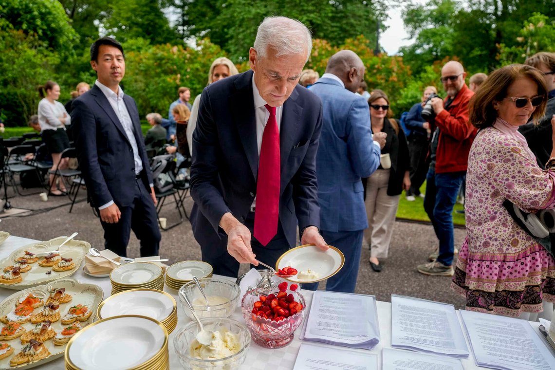 Satsminister Jonas Gahr Støre (Ap) forsyner seg med jordbær på representasjon. Egentlig foretrekker han å spise jordbær med folk fra den europeiske politiske eliten, men da må han beholde makten for enhver pris. Foto: Javad Parsa / NTB Satsminister Jonas Gahr Støre (Ap) forsyner seg med jordbær på representasjon. Egentlig foretrekker han å spise jordbær med folk fra den europeiske politiske eliten, men da må han beholde makten for enhver pris. Foto: Javad Parsa / NTB