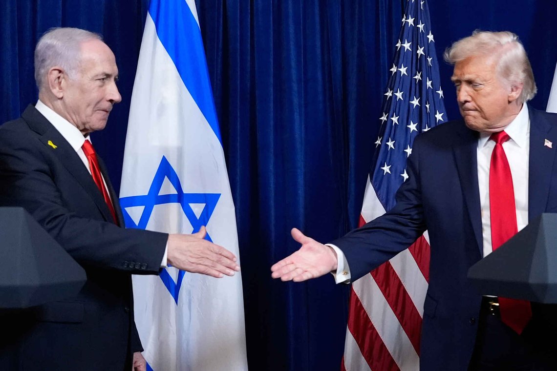 USAs president Donald Trump håndhilser på Israels statsminister Benjamin Netanyahu under pressekonferanse på Mar-a-Lago 29. desember 2025. Foto: AP /Alex Brandon/ NTB USAs president Donald Trump håndhilser på Israels statsminister Benjamin Netanyahu under pressekonferanse på Mar-a-Lago 29. desember 2025. Foto: AP /Alex Brandon/ NTB