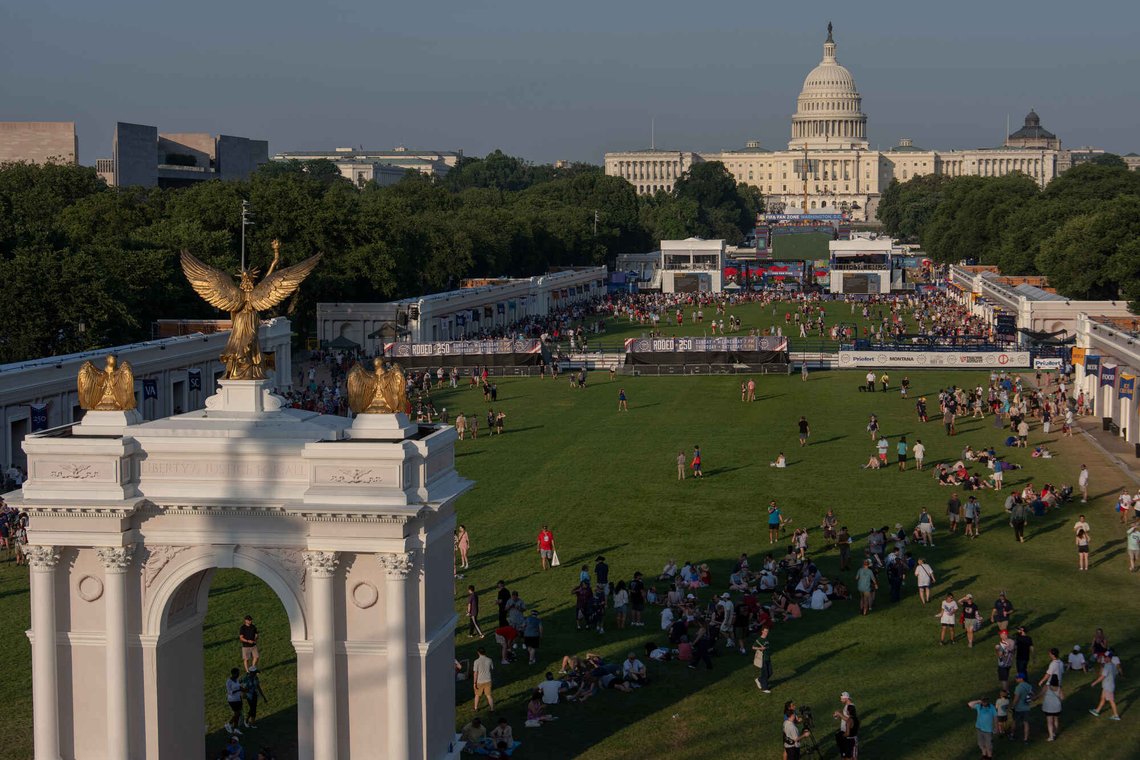 USA er klare for storfeiring. Bildet viser U.S. Capitol og en modell av president Donald Trumps foreslåtte triumfbue på Great American State Fair, fredag 3. juli 2026, på National Mall i Washington. Foto: AP /Julia Demaree Nikhinson/ NTB USA er klare for storfeiring. Bildet viser U.S. Capitol og en modell av president Donald Trumps foreslåtte triumfbue på Great American State Fair, fredag 3. juli 2026, på National Mall i Washington. Foto: AP /Julia Demaree Nikhinson/ NTB
