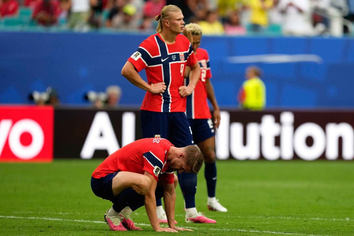 Skuffelse etter Bellinghams scoring: F.v. Kristoffer Ajer, Erling Haaland og Antonio Nusa. (Foto: AP Photo/Rebecca Blackwell) Skuffelse etter Bellinghams scoring: F.v. Kristoffer Ajer, Erling Haaland og Antonio Nusa. (Foto: AP Photo/Rebecca Blackwell)