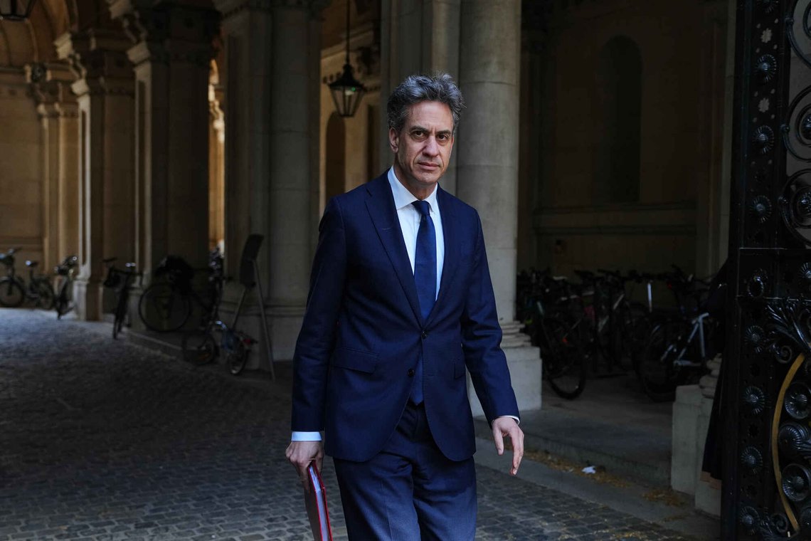 Tidligere Labour-leder og Net Zero-general Ed Miliband blir utenriksminister i Andy Burnhams regjering. Foto: Kirsty Wigglesworth / AP / NTB Tidligere Labour-leder og Net Zero-general Ed Miliband blir utenriksminister i Andy Burnhams regjering. Foto: Kirsty Wigglesworth / AP / NTB