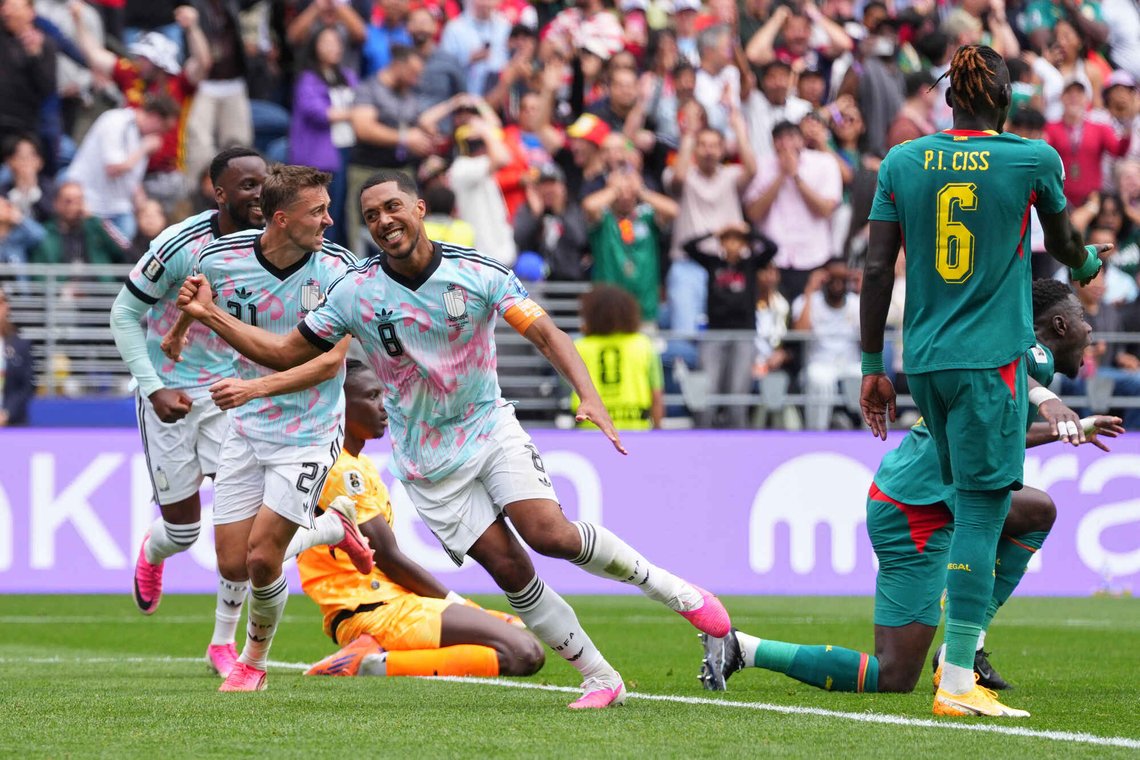 Det så lenge håpløst ut for Belgia, som lå under 2-0 mot Senegal inntil omtrent et kvarter før full tid. Men med to scoringer ender det i ekstraomganger, og på overtid av overtiden avgjør Youri Tielemans med seiersmålet etter en parfekt straffe. Foto: Manu Fernandez / AP / NTB Det så lenge håpløst ut for Belgia, som lå under 2-0 mot Senegal inntil omtrent et kvarter før full tid. Men med to scoringer ender det i ekstraomganger, og på overtid av overtiden avgjør Youri Tielemans med seiersmålet etter en parfekt straffe. Foto: Manu Fernandez / AP / NTB