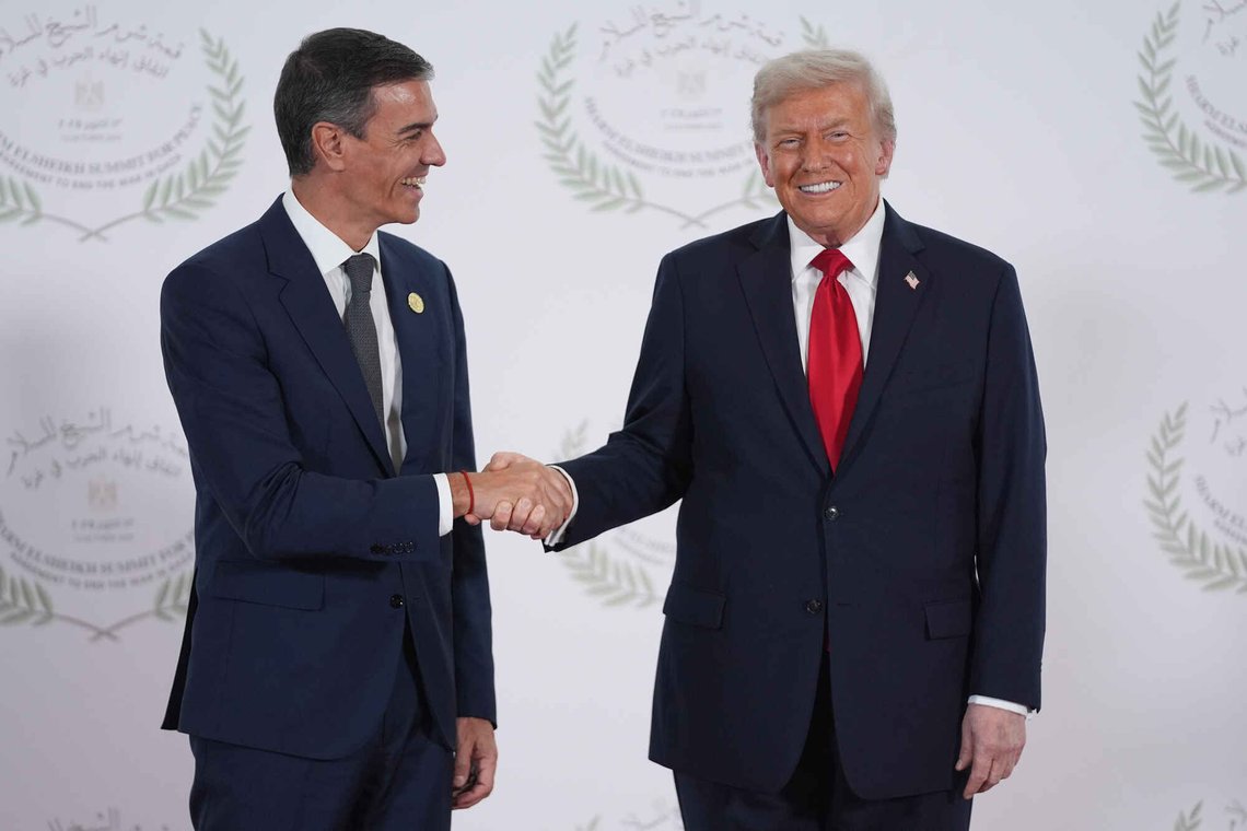 Toppolitikere er som profesjonelle skuespillere. Sánchez og Trump under toppmøtet i Sharm el-Sheik 13. okt. 2025. (AP Photo/Evan Vucci, Pool) Toppolitikere er som profesjonelle skuespillere. Sánchez og Trump under toppmøtet i Sharm el-Sheik 13. okt. 2025. (AP Photo/Evan Vucci, Pool)