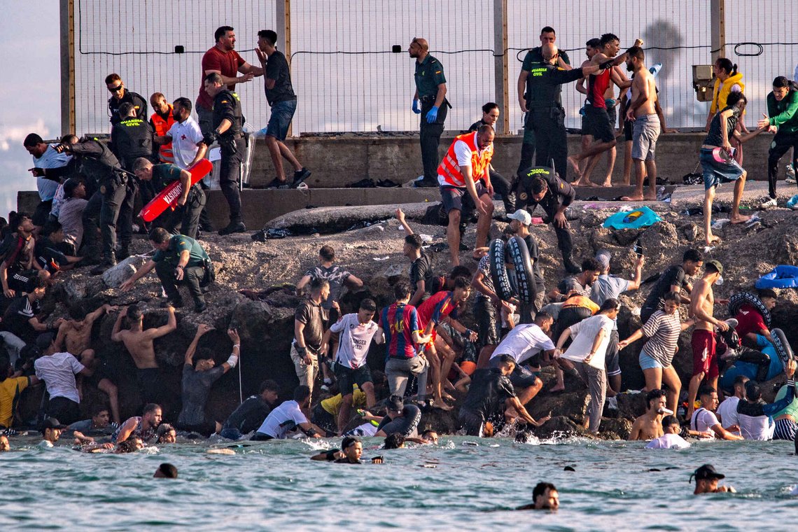 Rundt 60.000 mennesker illegale migranter har det siste døgnet tatt seg inn i Ceuta. Nå reagerer flere EU-land kraftig. Foto: Antonio Sempere / AP / NTB Rundt 60.000 mennesker illegale migranter har det siste døgnet tatt seg inn i Ceuta. Nå reagerer flere EU-land kraftig. Foto: Antonio Sempere / AP / NTB