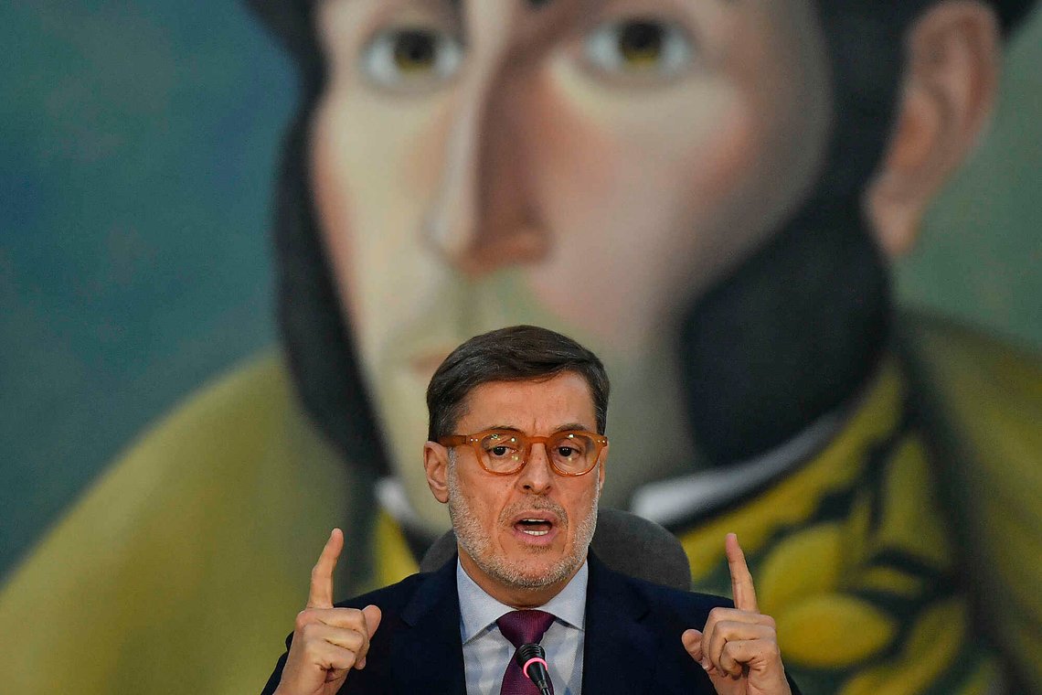 Venezuela trekker seg fra ICC. Utenriksminister Felix Plasencia hudfletter domstolen. Foto: Matias Delacroix / AP / NTB. Venezuela trekker seg fra ICC. Utenriksminister Felix Plasencia hudfletter domstolen. Foto: Matias Delacroix / AP / NTB.