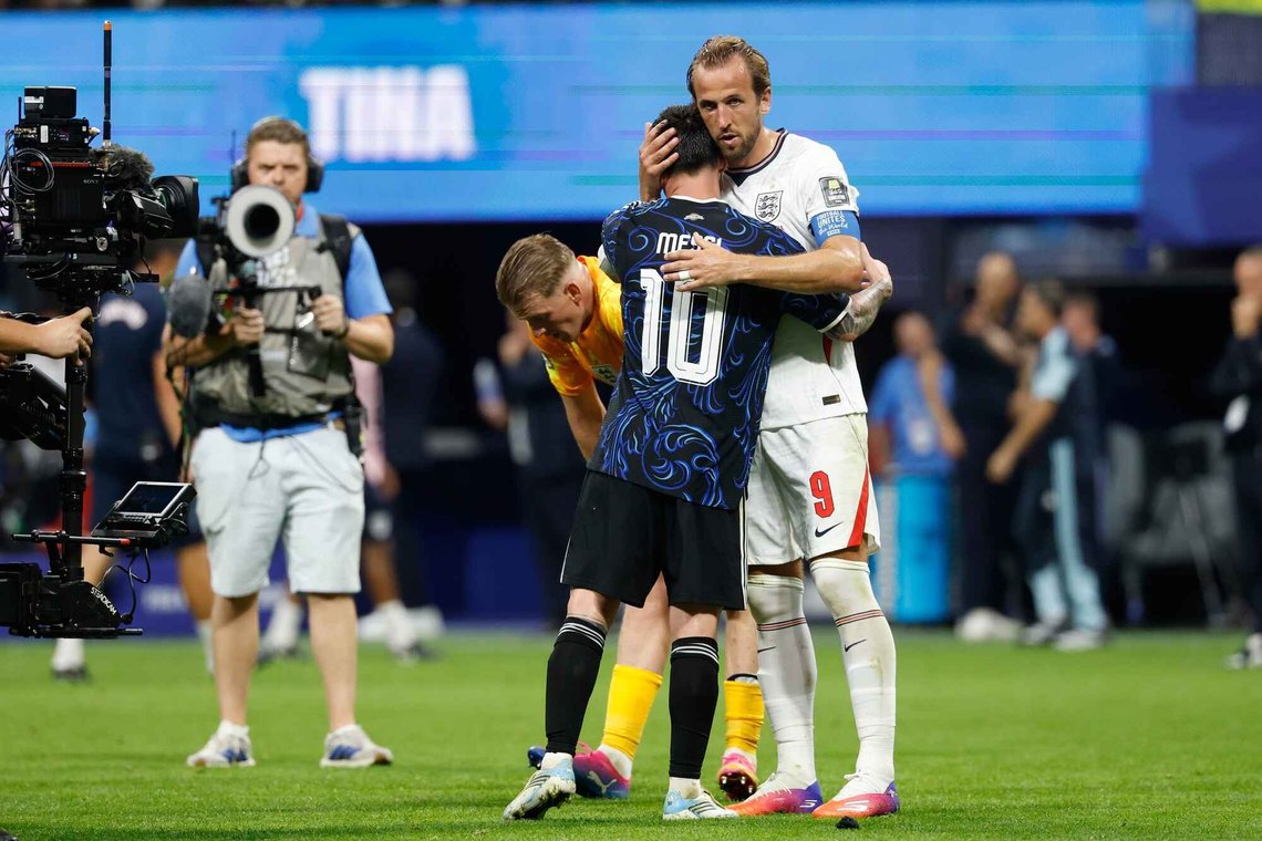 Lionel Messi fra Argentina og Harry Kane fra England omfavner hverandre etter VM-semifinalen i fotball. Messi leverte, det gjorde ikke Kane. Foto: AP /Erik S. Lesser/ NTB Lionel Messi fra Argentina og Harry Kane fra England omfavner hverandre etter VM-semifinalen i fotball. Messi leverte, det gjorde ikke Kane. Foto: AP /Erik S. Lesser/ NTB