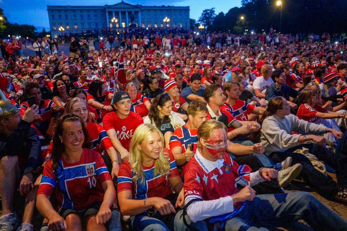 Oslo 20260712.
Folk samler seg foran Slottet etter tapet i kampen mellom Norge og England i Oslo sentrum lørdag kveld.
Foto: Javad Parsa / NTB Oslo 20260712.
Folk samler seg foran Slottet etter tapet i kampen mellom Norge og England i Oslo sentrum lørdag kveld.
Foto: Javad Parsa / NTB