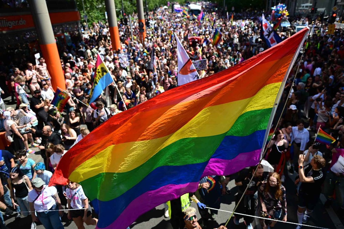 Fra markeringen av Pride-paraden Christopher Street Day tidligere lørdag. Etter at en bil kjørte inn i en folkemengde er resten av arrangmement avlyst. Foto: Fabian Sommer / DPA via AP / NTB Fra markeringen av Pride-paraden Christopher Street Day tidligere lørdag. Etter at en bil kjørte inn i en folkemengde er resten av arrangmement avlyst. Foto: Fabian Sommer / DPA via AP / NTB