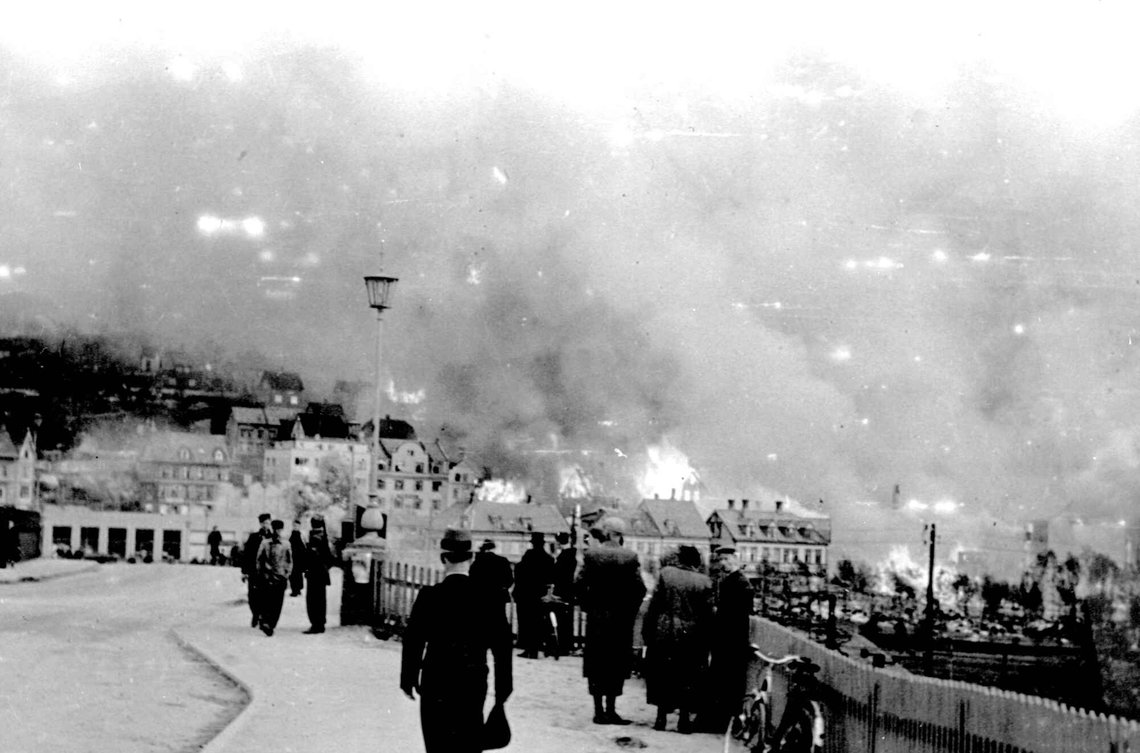 Krigen i Norge etter tyskernes overfall. Narvik under tysk flyangrep 1. juni 1940. Sivilbefolkningen med branner og røyk i bakgrunnen
WW2 - Norway / Narvik. German air attack, burning houses after bombing. Civilians. Krigen i Norge etter tyskernes overfall. Narvik under tysk flyangrep 1. juni 1940. Sivilbefolkningen med branner og røyk i bakgrunnen
WW2 - Norway / Narvik. German air attack, burning houses after bombing. Civilians.